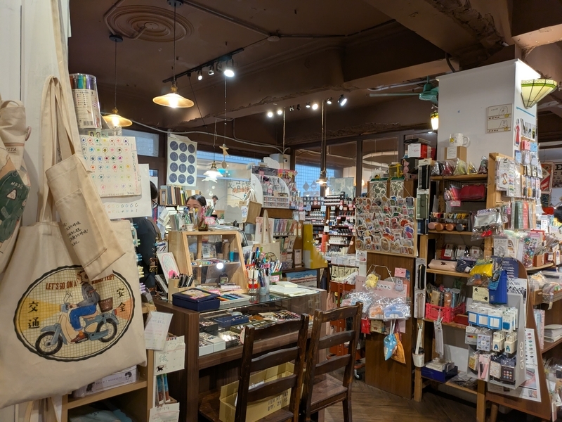 愛治文具房の店内で販売されている文具、ステッカー、絵はがき、マスキングテープなどの商品を撮影した写真。