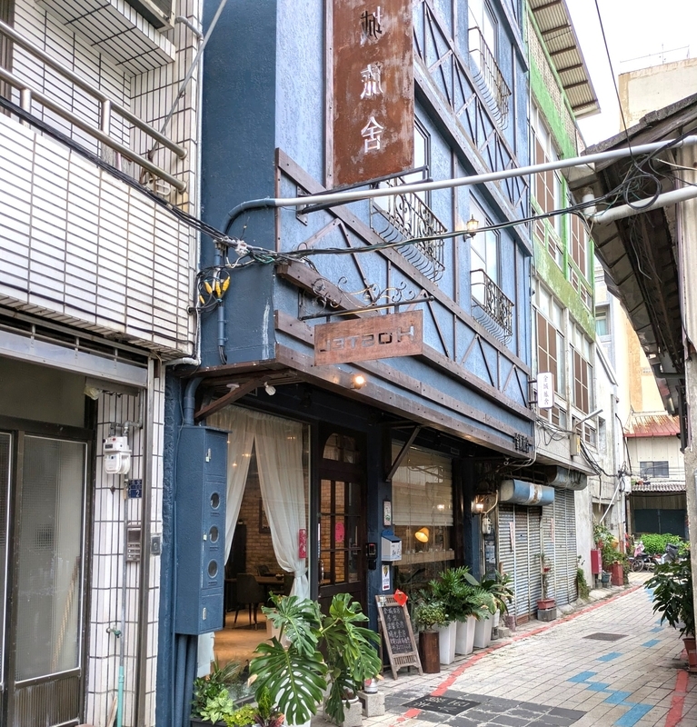 小西街エリアにある金城旅舍のレトロな外観を撮影した写真。