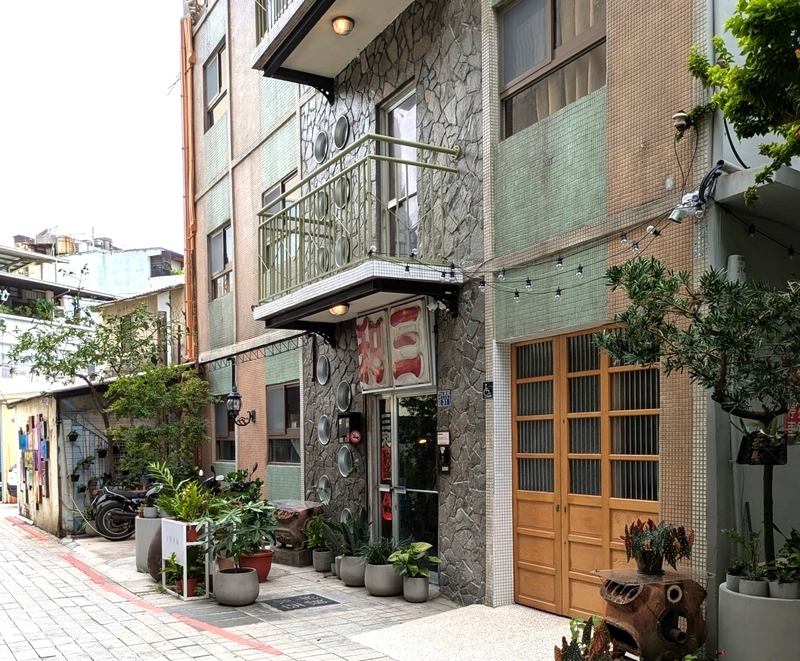 小西街エリアにあるレトロな外観のホテル・三和大旅社の様子を撮影した写真。