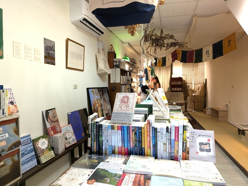青々的鳥書店の店内の様子。入口で靴を脱ぎ、くつろぎコーナーが設けられている。