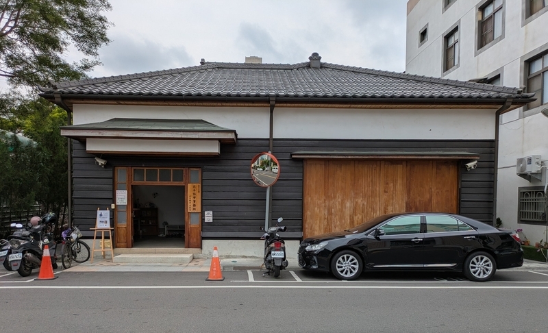 旧木造事務所の正面外観 旧木造事務所の正面外観。正面からの構えに日本式建築の特徴がみられる。
