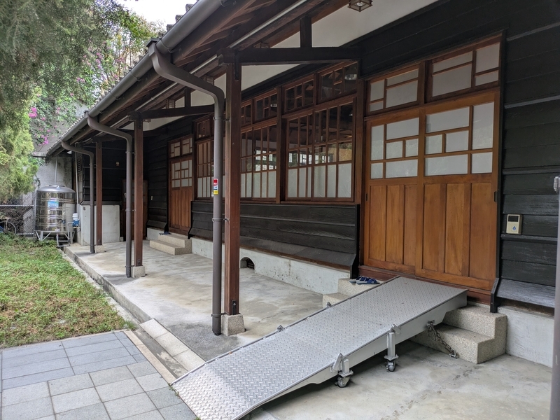 裏庭側に面する旧木造事務所の外観 裏庭に面した旧木造事務所の外観。背面の造りからも日本式木造建築の特徴が分かる。