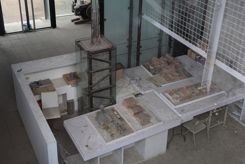 模型展示の残存物 施設内に残された模型展示の一部。