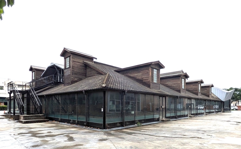元倉庫の全体像 全体の構造がよくわかる元倉庫の全景。
