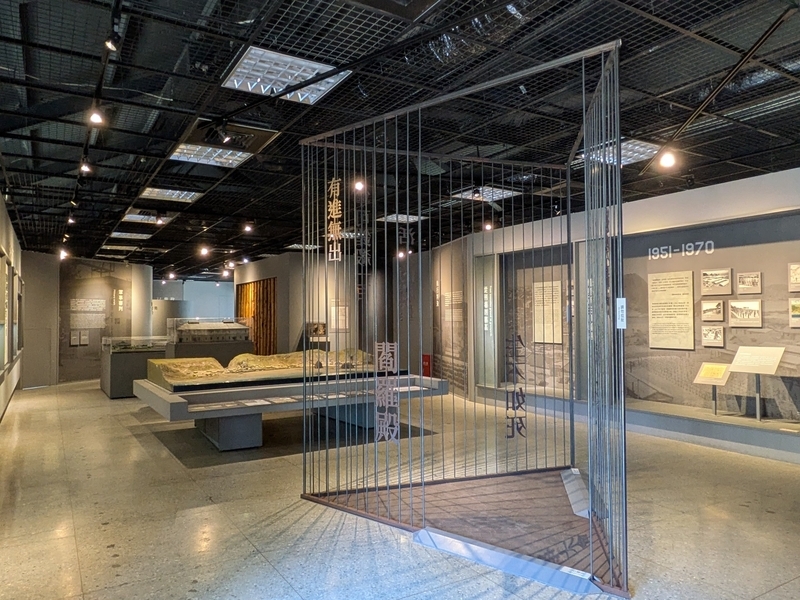 鉄格子を使った展示 鉄格子を用いて当時の収容施設の雰囲気を再現した展示。