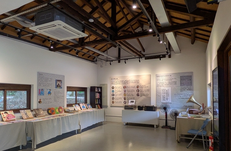 台語映画と音楽の展示室 台語映画や音楽に関する資料を展示した展示室の内部を撮影した写真。