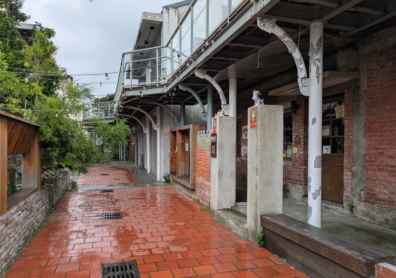 宿舎と路地 レンガ造の元宿舎と路地空間の様子。