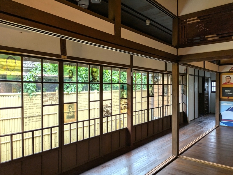 広縁と細い窓枠のある室内空間 北斗郡守官舍の広縁と細い窓枠を撮影した写真。室内には二二八事件に関する資料が展示されている。