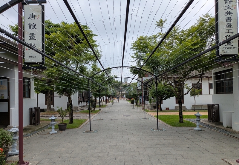 ショップと工房が並ぶ通りの風景 通りの両側にショップや工房が並ぶ桂花巷藝術村の様子を撮影した写真。