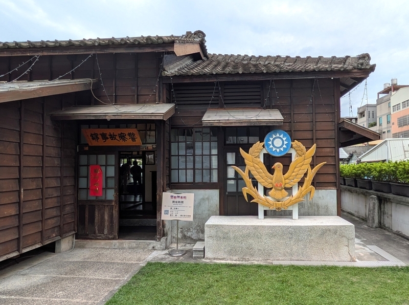 警察故事館の正面入口とサイン 警察故事館の正面入口と、警察エンブレムをかたどったサインを撮影した写真。