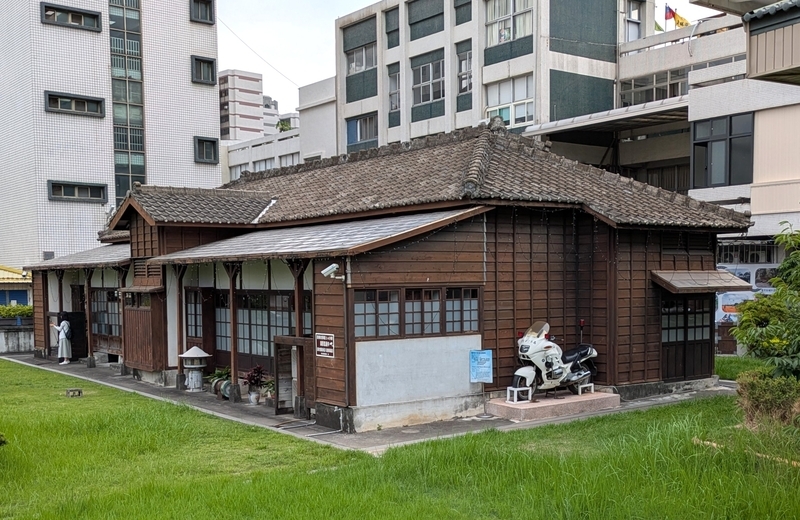 警察故事館の裏庭外観(白バイ展示) 警察故事館の裏庭からの外観。白バイの展示が見られる様子を撮影した写真。