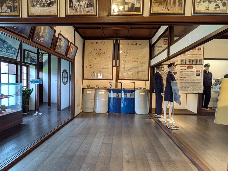 防弾盾と資料展示 防弾盾や当時の写真などが展示されている警察故事館の内部展示を撮影した写真。