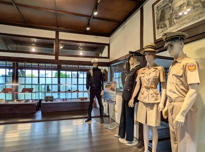 制服の変遷展示 警察制服の変遷を紹介する展示コーナーを撮影した写真。