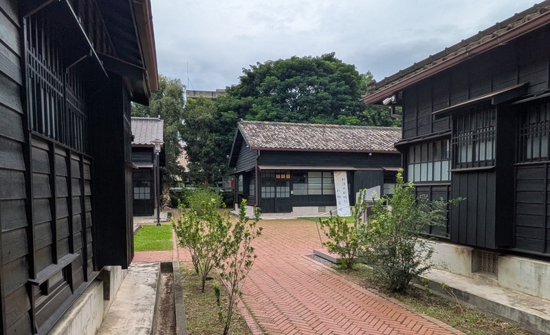 建物群の全景 手前の2棟と奥の2棟の構成が美しい。