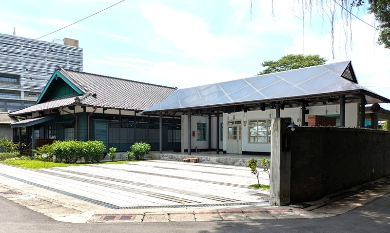 屋外劇場とイベントホール 手前に屋外劇場、奥に日本家屋を活かしたイベントホールが見える。