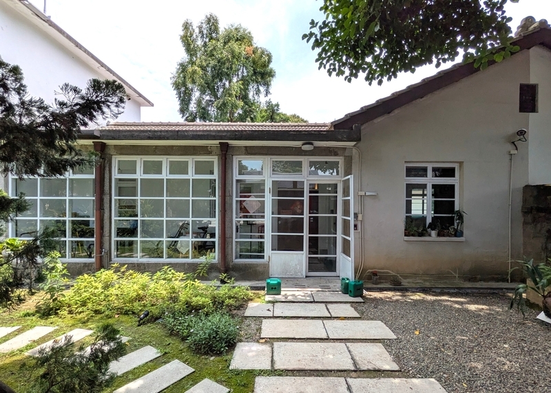 事務所棟 嘉禾新村園内にある事務所などの機能をもつ建物。