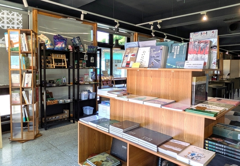 ショップ内部 人権に関する書籍やグッズを扱うショップ内部。