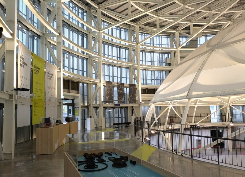 2階展示空間 2階の展示空間。鉄道関係の展示物が豊富に並んでいる。