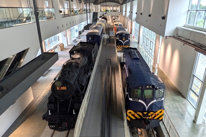 蒸気機関車や列車の展示 鉄道展示ホールに展示されている蒸気機関車、ディーゼル機関車、列車。