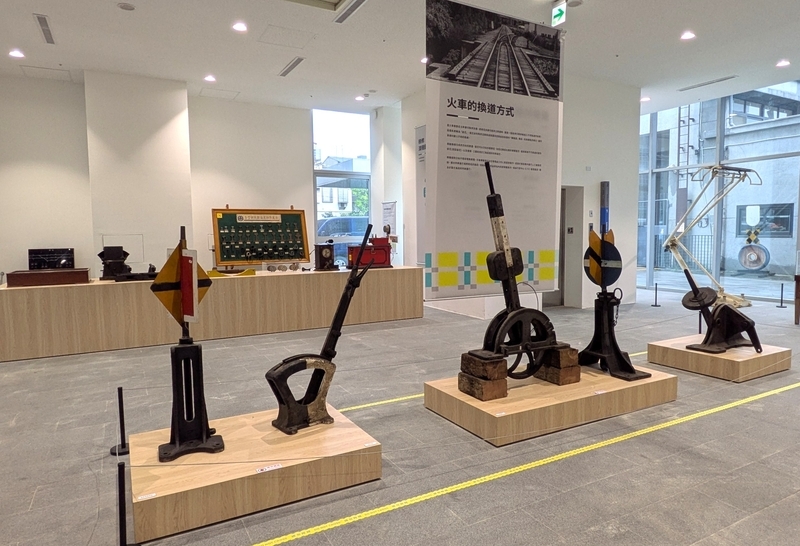 鉄道展示ホール内部 鉄道展示ホールに並ぶ様々な展示物。