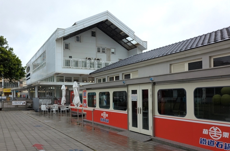 カフェとレストラン 手前がレストラン、奥がカフェの建物。