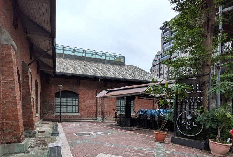 台湾・西門紅楼の裏手にあるビストロカフェ「SOL」。歴史的建物を活用したおしゃれな空間。