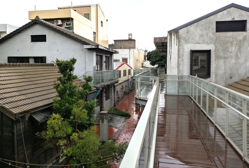 空中歩廊から 2階に設けられた空中歩廊から見た空間構成。