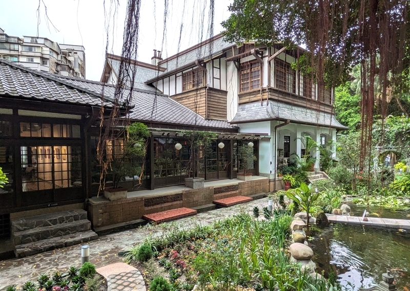 奥の白い部分が元の和洋折衷家屋、手前が1929年に増築された日本家屋。