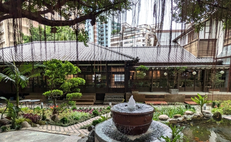 日本庭園と増築された日本家屋の外観。