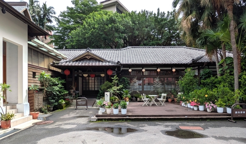 日本庭園とは反対側の前庭から見た日本家屋の外観。カフェの入口になっている。