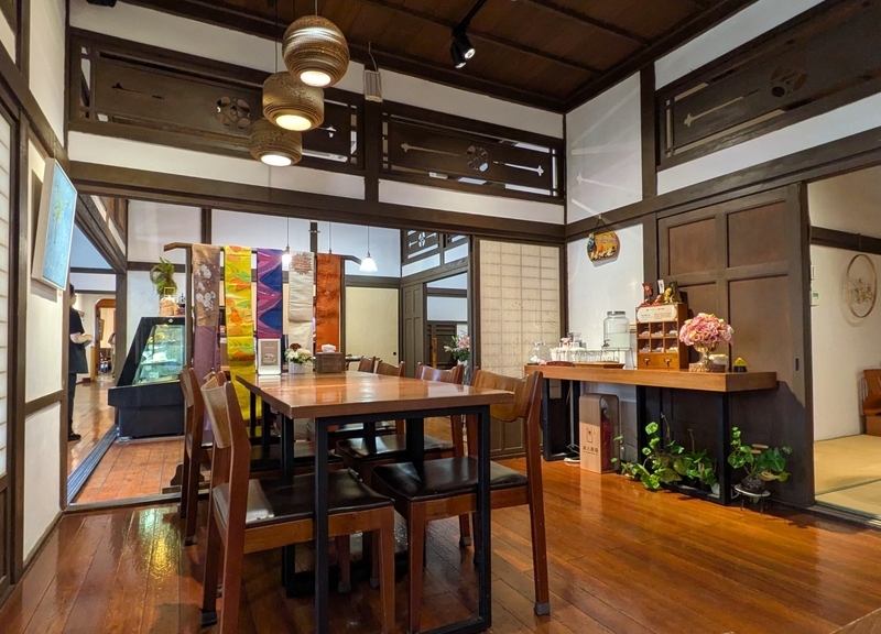 日本家屋をリノベーションしたカフェの客席。