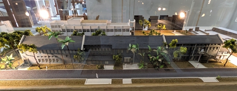 旧機械館の模型。右1/3が現存し博物館に、中央は撤去、左は外壁のみが残されている。