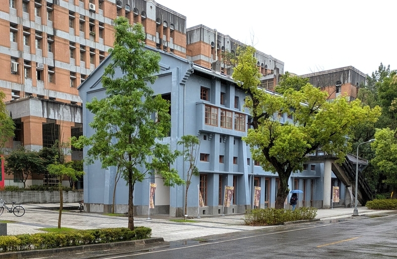 三角屋根が特徴の旧機械館。中央部分は撤去され、博物館として再生された右側部分の外観。