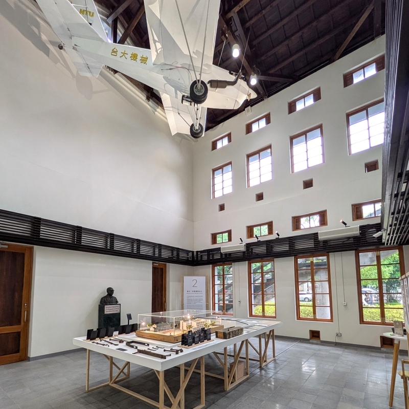 1階展示室における旧機械館の歴史紹介と軽飛行機の実機展示。