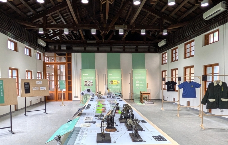 2階展示室の様子。工学部の教育装置や木造トラスの小屋組が保存・展示されている。