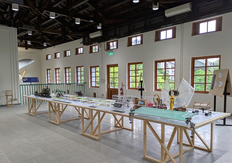 自然光が差し込む2階展示室の窓と高窓。開放的な空間が印象的。