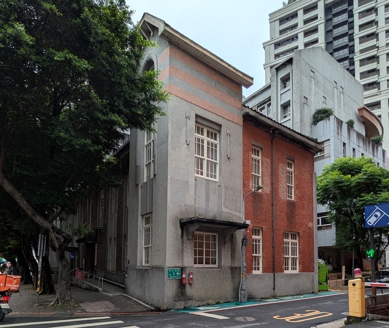 コンクリート造とレンガ造の組み合わせ コンクリート造とレンガ造が混在した建物の外観。