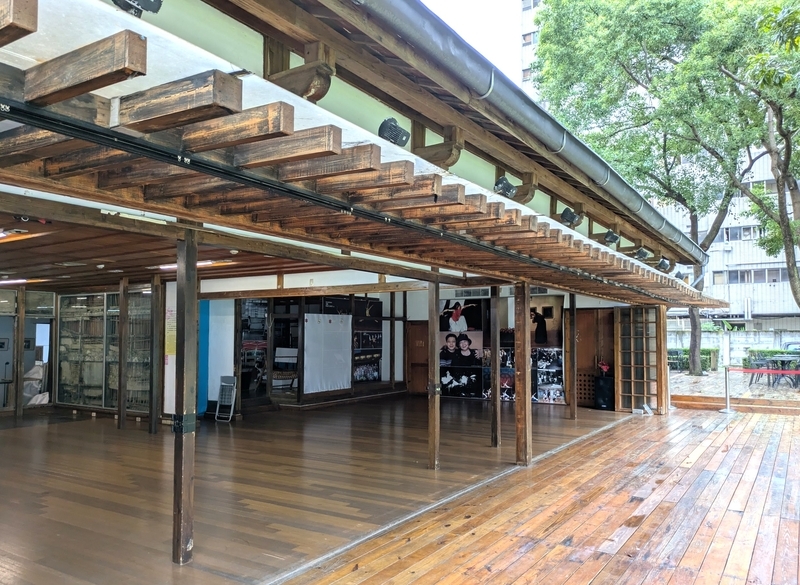 広縁と一体化した稽古場 広い縁側と一体となった舞踊稽古場のフロア。