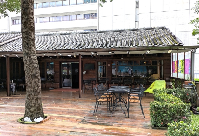稽古場隣接カフェ 舞踊稽古場のすぐ隣にあるカフェの外観。