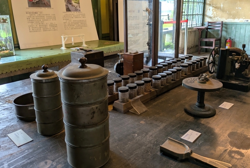 磯永吉小屋に展示されている実験器具の様子。