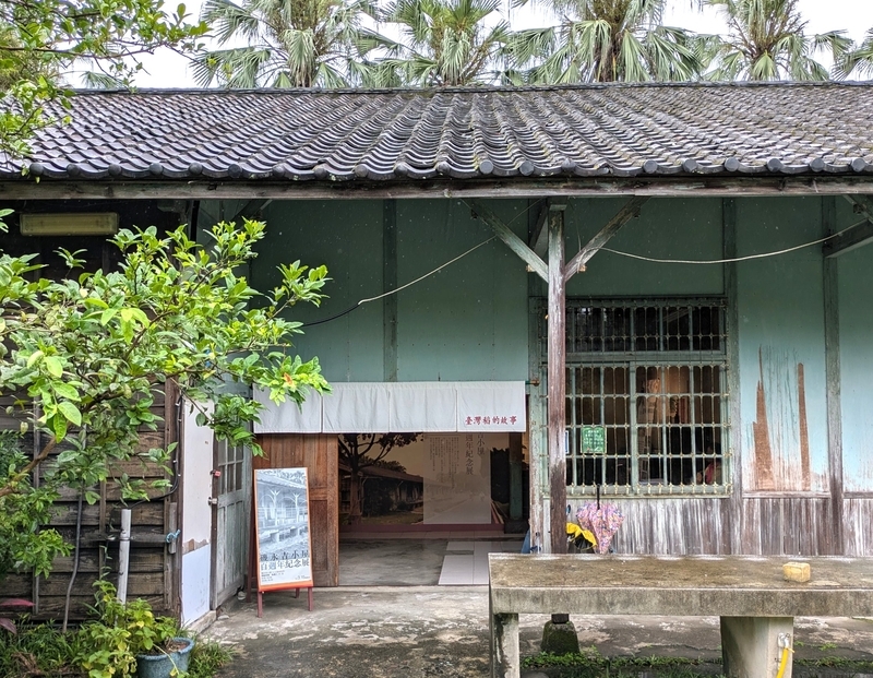 磯永吉小屋の入口部分。入口ドアと比較すると建物の高さがよく分かる。