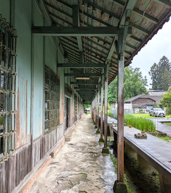 磯永吉小屋の前面に設けられた屋根付き通路。