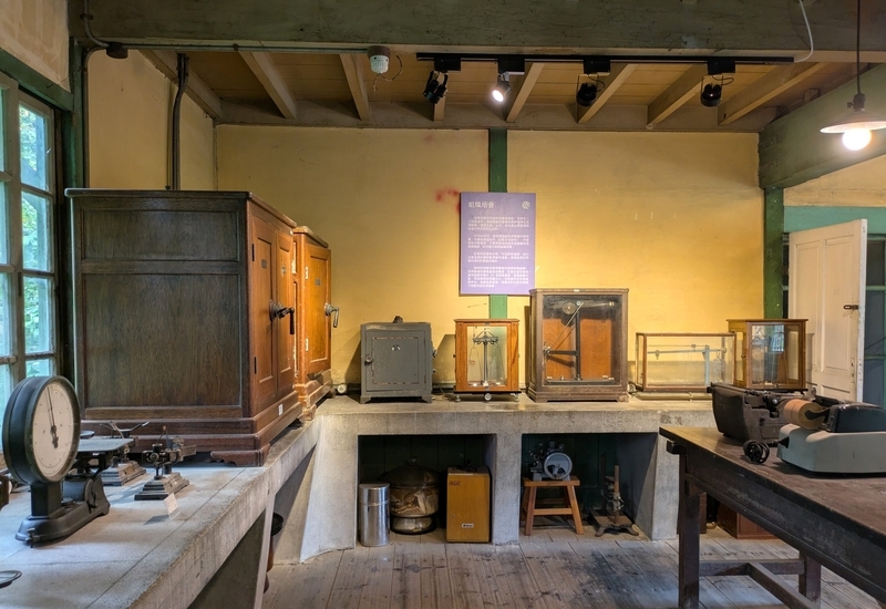 磯永吉小屋内に展示されているさまざまな実験器具。