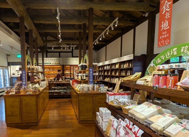 C棟 店内 C棟の店内にはオーガニックの食品や地元特産品が揃う。