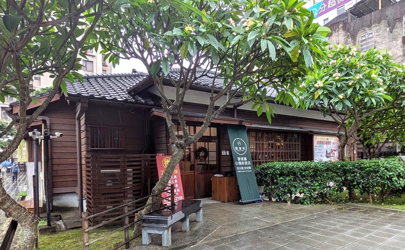 買在地、買有機 外観 地産地消の地元特産品を扱う「買在地、買有機」(C棟)の外観。