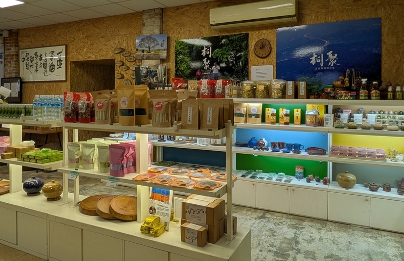 特産品販売コーナー 地元特産品の販売コーナー。