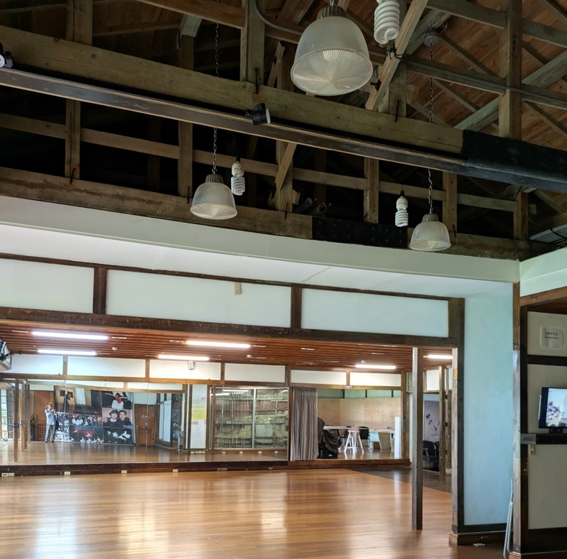 稽古場内部 舞踊稽古場の内部空間。小屋組も復元されている。