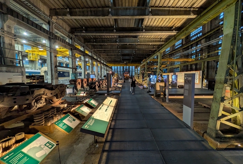 車両部品展示 ディーゼル工場で展示されている鉄道車両の部品