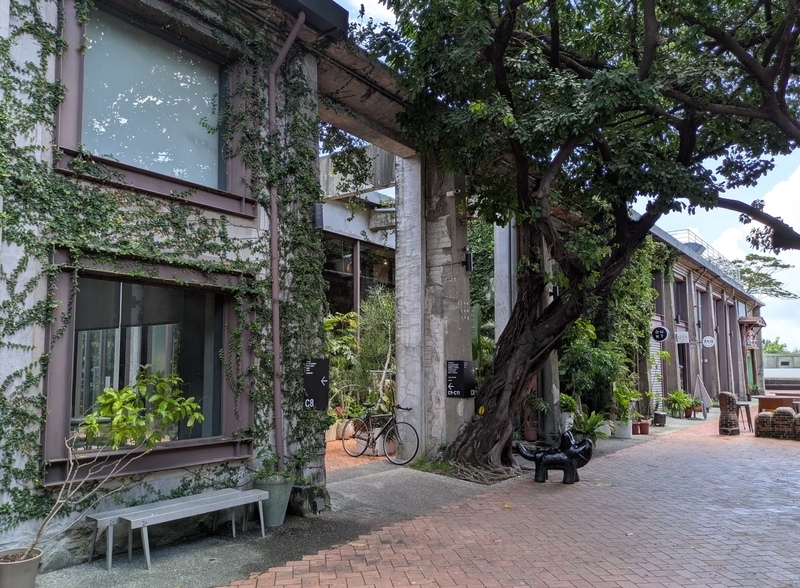 花屋とオブジェ わんこのオブジェがあるフラワーショップの外観。緑と倉庫のデザインが調和している