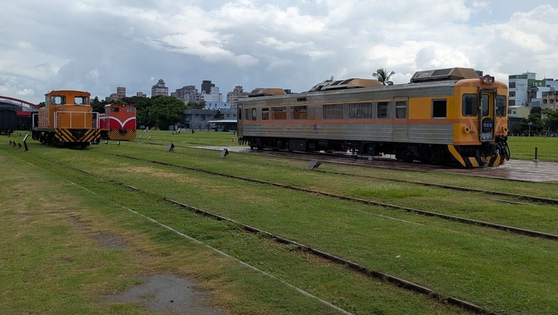 その他にも数多くの列車や貨車が屋外に展示されている